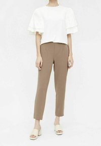 Witte top met gelaagde, uitlopende mouwen; beige slim-fit broek; crèmekleurige sandalen met blokhak; gladde stoffen; minimalistisch ontwerp.