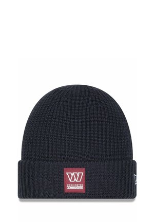 Marineblaues Strickmütze mit geripptem Muster, ausgestattet mit einem kastanienbraunen Logoschilder auf der Vorderseite, auf dem "Washington Commanders" steht.