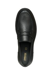 Scarpa mocassino nera in pelle con superficie testurizzata, dettagli elastici e suola imbottita. Presenta il marchio Geox sulla soletta.