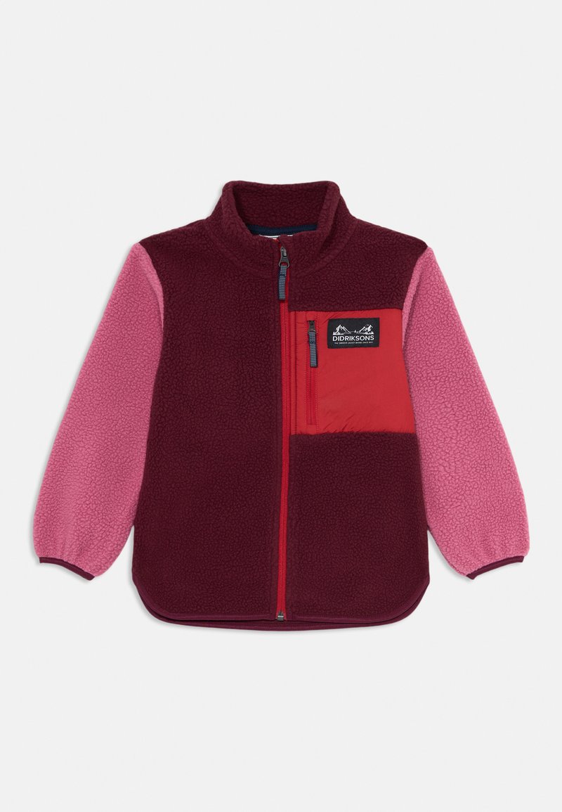 Fleece jakna z maroon telesom, rožnatimi rokavi in rdečim žepom na zadrgo. Vključuje stojčki ovratnik in rebraste manšete. Vidna blagovna oznaka.