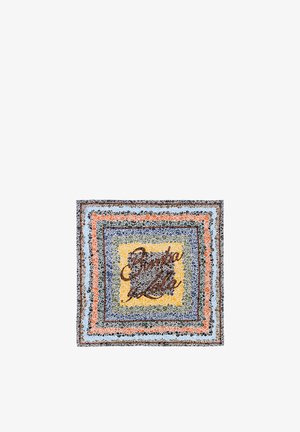 Pañuelo cuadrado con patrones florales en rayas de azul, naranja, amarillo, verde y marrón, con texto en cursiva que dice "Bimba Y Lola" en el centro.