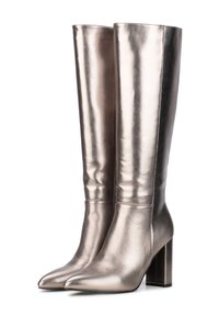 Knielange silberne metallische Stiefel mit einer eleganten spitzen Zehe und einem Blockabsatz, die eine glatte Textur und ein nahtloses Design aufweisen.