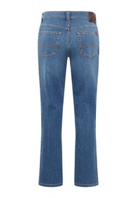 Niebieskie dżinsy o prostym kroju, z dwoma tylnymi kieszeniami z detalami przeszyć oraz brązową skórzaną metką na pasku.