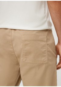 s.Oliver BERMUDA - Jogginghose - sandstein