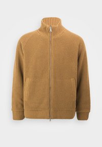 Brun ribbad stickad zip-up jacka med hög krage, sidofickor och rak silhuett. Tyget har en texturerad yta.