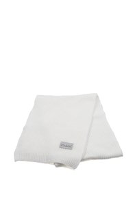 Sciarpa bianca a costine realizzata in materiale morbido, con una piccola etichetta grigia con logo. La sciarpa è piegata ordinatamente, con dettagli di trama ben visibili.