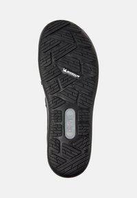 Sole di scarpa in gomma nera con modelli di battistrada testurizzati e dettagli del marchio Michelin e Camper. Taglia 42 visibile.