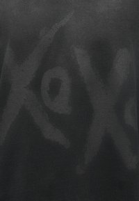 Melnas kokvilnas audums ar smalku, teksturētu rakstu dažādās toņos. Dizainā ir redzamas lielas pārklājošās burtu formas.