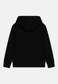 Haut à capuche noir avec une capuche spacieuse, des manches longues et un ourlet côtelé. Le tissu semble doux sans motifs ni accents visibles.