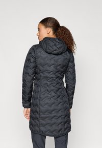 Čierna bundá s kapucňou, s textúrovaným cik-cak vzorom, dlhými rukávmi a priliehavým strihom, ktorý siaha po strednú časť stehna.