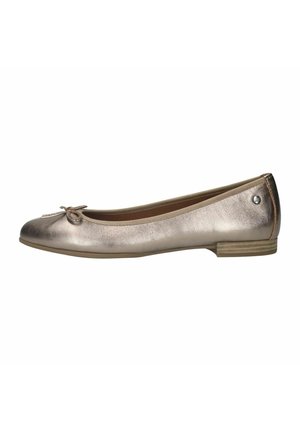 Ballerines en rose gold métallique avec un bout rond, un petit talon et un détail de nœud à l'avant. Texture lisse et design minimaliste.