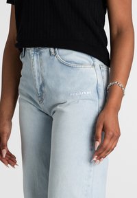 Pegador LORA - Vaqueros boyfriend - washed light blue