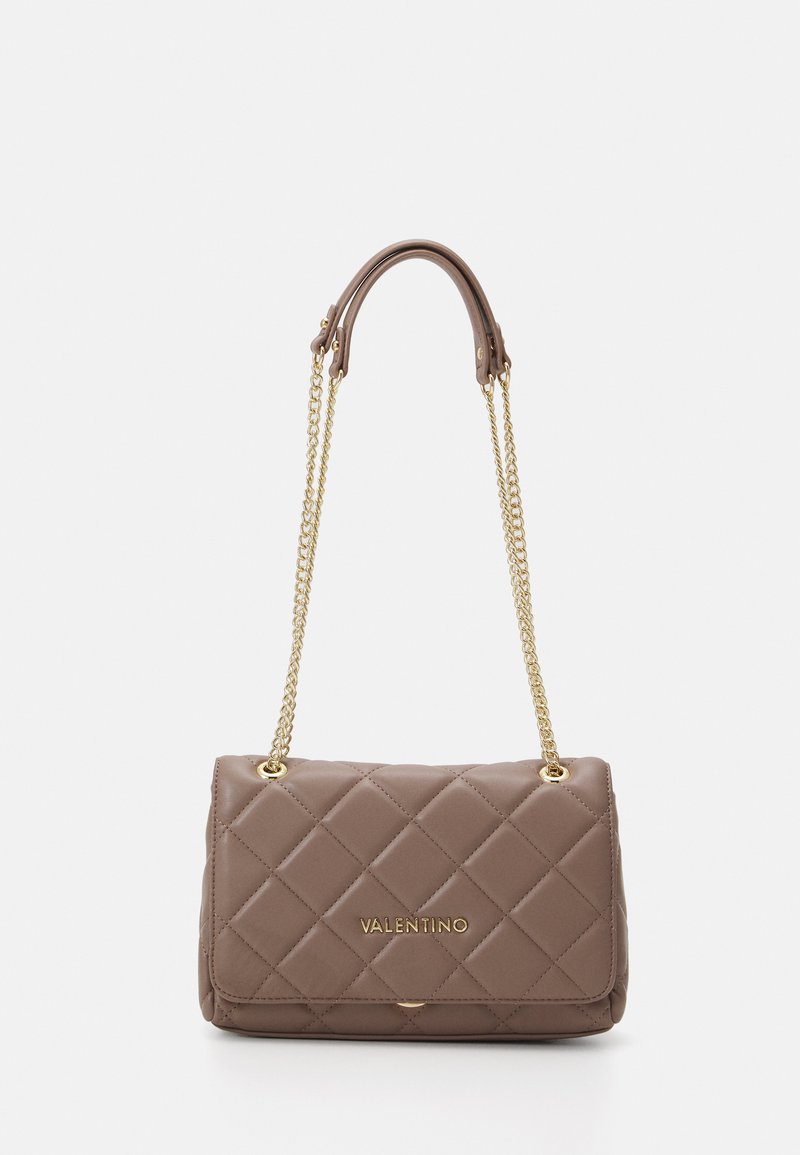 Borsa a tracolla in pelle trapuntata marrone con catena dorata e dettagli in oro. Presenta una patta frontale e un dettaglio con logo. Design compatto e rettangolare.