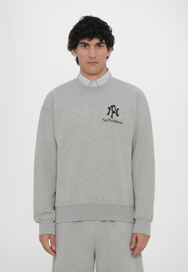 Sweatshirt din bumbac gri, cu guler rotund, având un logo negru și textul "No Problemo" pe partea stângă a pieptului. Croială lejeră cu manșete ribotate.