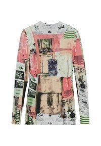 Camicia a maniche lunghe con stampa collage multicolore, caratterizzata da accenti rosa, verdi e neri, testo, motivi floreali e scollo tondo.