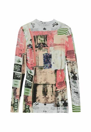Langärmliges Hemd mit einem mehrfarbigen Collage-Druck, der pinke, grüne und schwarze Akzente, Text, florale Motive und einen runden Ausschnitt umfasst.