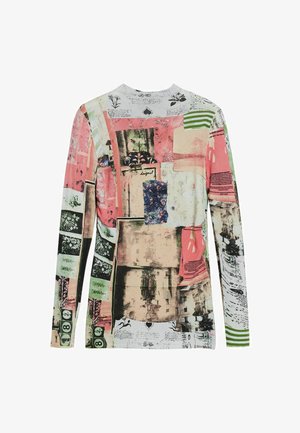 Langärmliges Hemd mit einem mehrfarbigen Collage-Druck, der pinke, grüne und schwarze Akzente, Text, florale Motive und einen runden Ausschnitt umfasst.