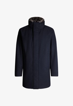 Cappotto blu navy con un alto colletto e una fodera interna morbida. Presenta una zip anteriore e tasche laterali. Realizzato in tessuto testurizzato.