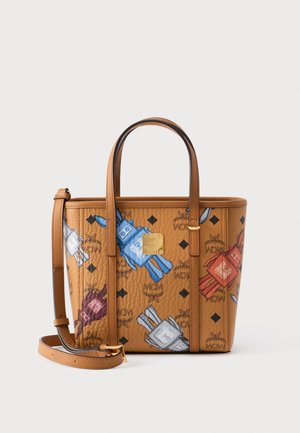 Eimerförmige Ledertasche in Braun mit bunten Roboter-Prints, zwei Griffen, abnehmbarem Schulterriemen und einer goldenen Markenlogo-Plakette auf der Vorderseite.