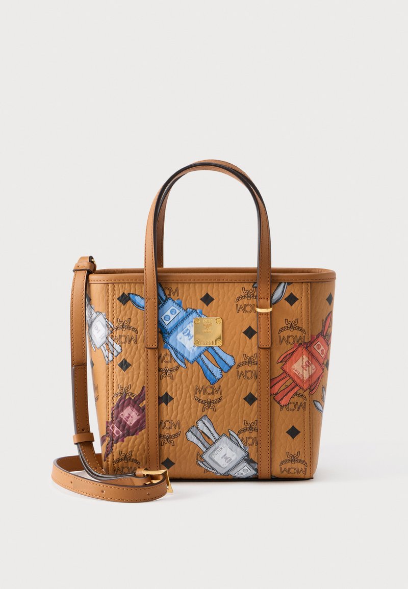 Τσάντα-πουγκί από δέρμα καφέ με πολύχρωμες εκτυπώσεις ρομπότ, διπλές λαβές, αποσπώμενο λουράκι και χρυσή πλακέτα με το λογότυπο της μάρκας στο μπροστινό μέρος.