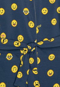 Pajama set od mornarskog platna s žutim pikseliranim emojijima. Ima vezani struk i razne emojije, uključujući nasmijana, namigivanja i smijanja.