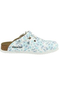 Witte Birkenstock sandaal met een bloemenpatroon in lichtblauw en grijs, kurken voetbed, open achterkant en twee verstelbare banden met metalen gespen.