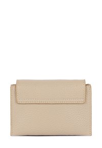 Portafoglio in pelle beige con una finitura testurizzata, dotato di una chiusura a patta e di cuciture ordinate lungo i bordi. Forma rettangolare compatta.