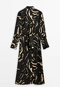 Langes schwarzes Kleid mit goldenen abstrakten Mustern, aus glattem Stoff gefertigt, mit tailliertem Bund und geknöpften Manschetten.