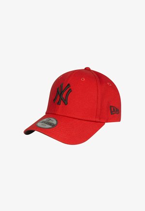 Rote Baseballmütze mit schwarzem New York Yankees-Logo auf der Vorderseite und New Era-Logo an der Seite, mit gewölbtem Schirm und verstellbarem Sitz für Jugendliche.