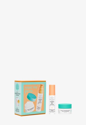 Sérum C-Luma Hydrabright et crème Protini Polypeptide avec couvercle turquoise à côté d'une boîte présentant des images du produit et le texte « faites confiance aux pros. »