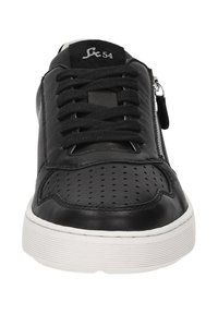 Schwarze Leder-Sneaker mit perforierten Details, schwarzen Schnürsenkeln, seitlichem Reißverschluss undweißer Gummisohle, die durch horizontale Rillen hervorgehoben wird.
