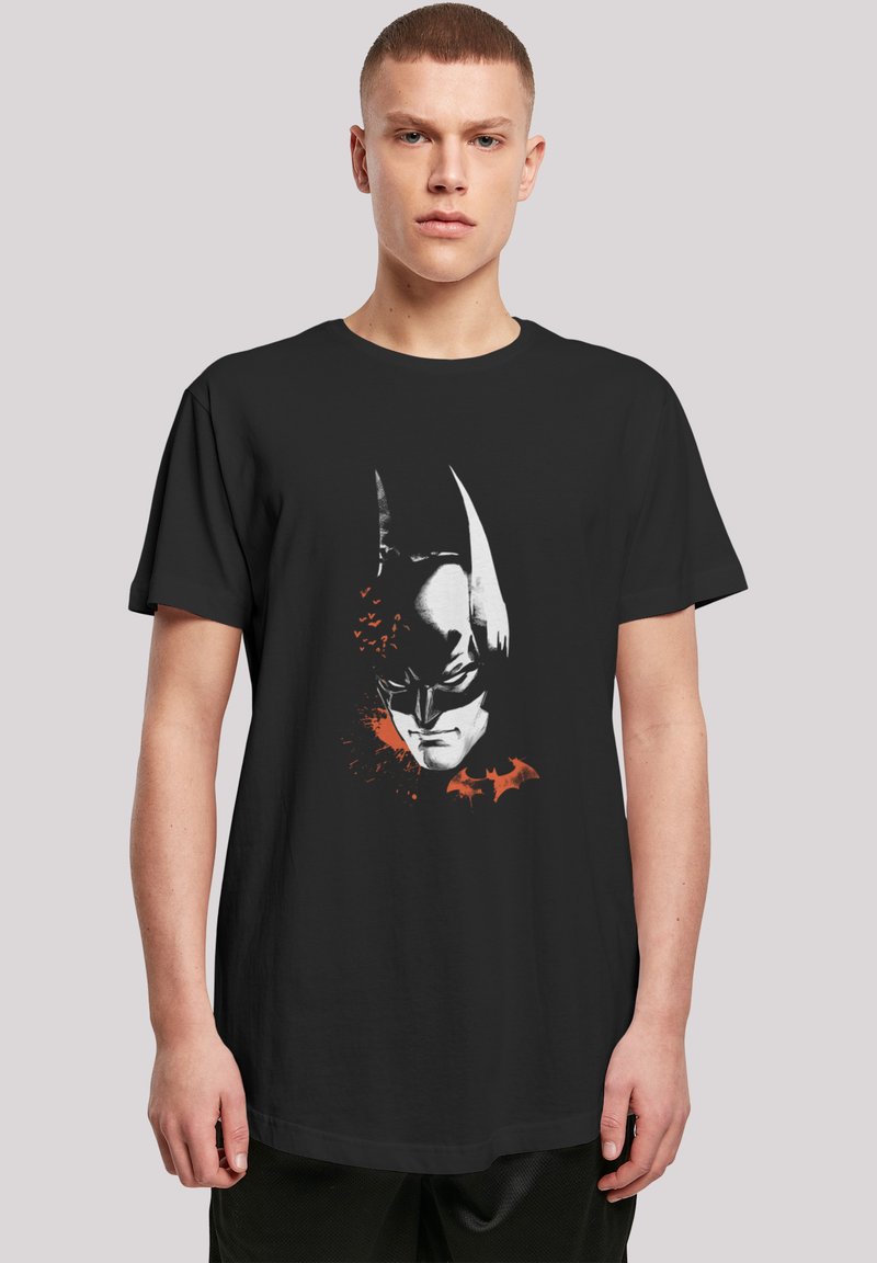 Schwarzes Baumwoll-T-Shirt mit einem Grafikmotiv eines maskierten Charakters, darunter orangefarbene Spritzer und Fledermausmotive, kurzen Ärmeln und einem lockeren Schnitt.