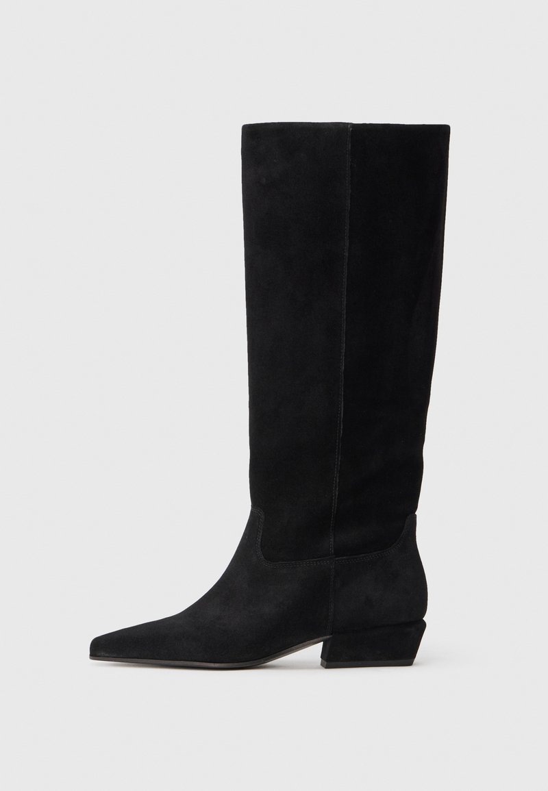 Botas de ante negras hasta la rodilla con punta afilada, tacón bajo y lados sin costuras. Diseño limpio sin hardware o acentos visibles.