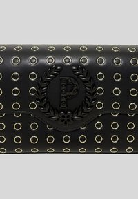 Borsa a mano nera in pelle con decorazioni in occhio d'oro, marchio impresso e un design decorativo di alloro. Texture liscia, forma rettangolare.
