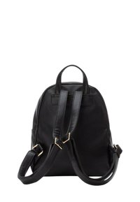 Zaino in pelle nera con doppie cinghie regolabili, manico superiore, texture liscia e hardware in tonalità oro. La vista posteriore mostra un design minimalista.