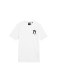 Hvid bomulds T-shirt med korte ærmer, med et marineblåt logo på venstre bryst og rund halsudskæring. Ensartet tekstur.