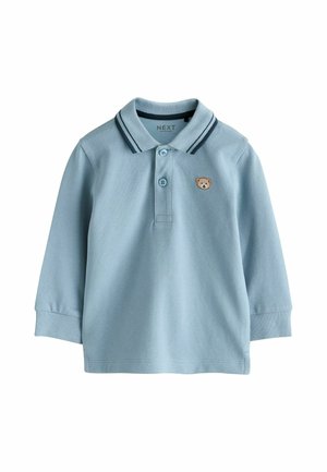 Svetlomodré polo tričko s dlhým rukávom, rebrovanými manžetami, dvojgombíkovou légou, tmavými prúžkami na golieri a malým logom medvedíka na hrudi.