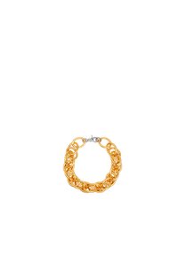 Pulsera de metal color oro con diseños de lazos interconectados y cierre de broche. La superficie tiene una textura suave.