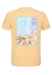 Kortærmet, pastellgul t-shirt med et multicolor grafisk design centreret på ryggen, med abstrakte former og tekstaccenter.