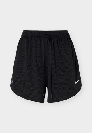 Μαύροι αθλητικοί σορτς από δίχτυ με ελαστική μέση, κορδόνι και μικρά λευκά λογότυπα Nike και άλλα στο μπροστινό μέρος.