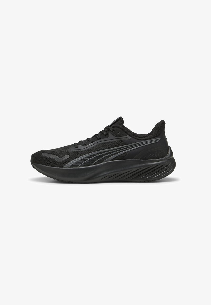 Scarpa da ginnastica nera con tomaia in rete, dettagli testurizzati, lacci piatti e suola ammortizzata con un design ondulato per trazione e comfort.
