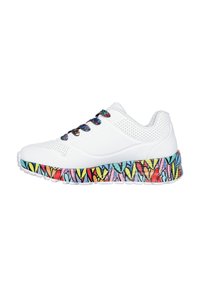 Weißer Sneaker mit einer strukturierten Oberseite, gemusterter, mehrfarbiger Sohle mit Herzdesigns und dekorativen Schnürsenkeln in lebhaften Farben.