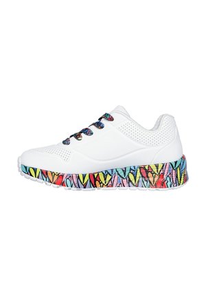 Weißer Sneaker mit einer strukturierten Oberseite, gemusterter, mehrfarbiger Sohle mit Herzdesigns und dekorativen Schnürsenkeln in lebhaften Farben.