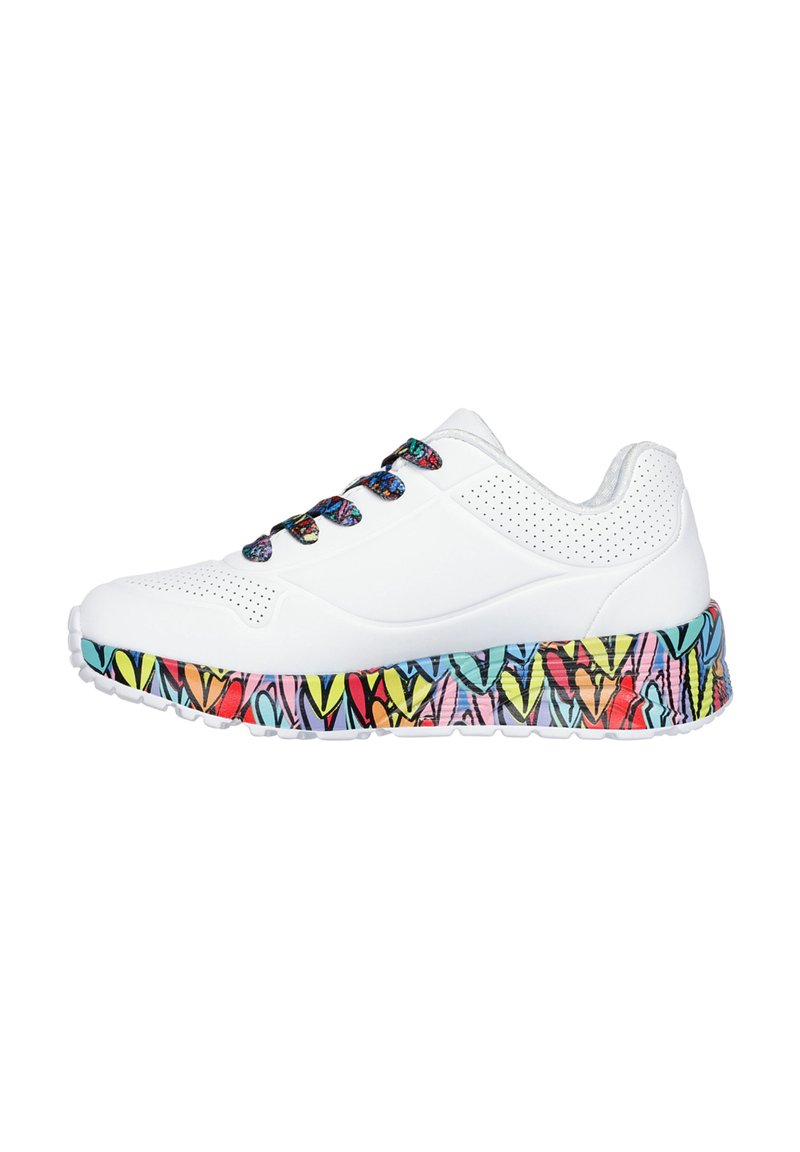 Weißer Sneaker mit einer strukturierten Oberseite, gemusterter, mehrfarbiger Sohle mit Herzdesigns und dekorativen Schnürsenkeln in lebhaften Farben.