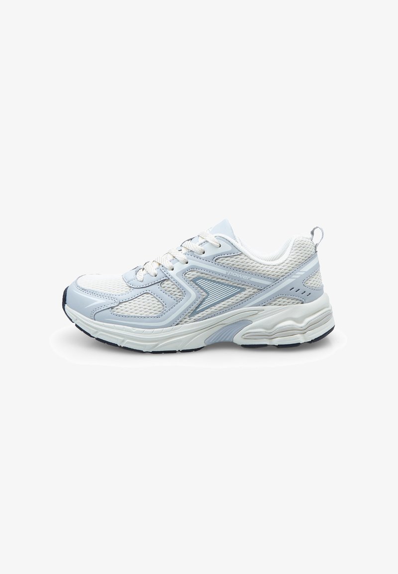 Scarpa da ginnastica azzurro chiaro con tomaia in rete, suola in gomma e dettagli testurizzati. Presenta lacci e un tassello sul tallone.