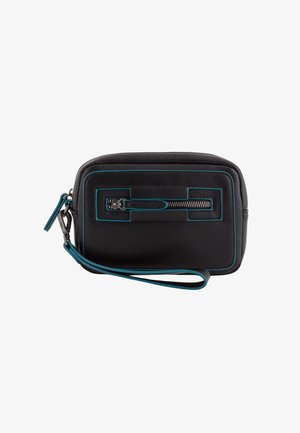 Schwarze Leder-Clutch mit türkisfarbenen Akzenten, vorderer Reißverschlusstasche und abnehmbarem Handgelenkriemen auf weißem Hintergrund.