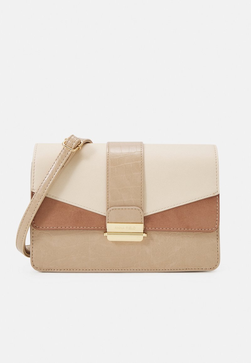 Borsa a tracolla in blocchi di colore beige e marrone, realizzata in materiali lisci e testurizzati, dotata di una chiusura in tonalità oro e di una tracolla regolabile.
