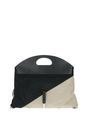 Bolso de mano con bloque de color diagonal en negro y beige, con asa integrada en la parte superior y cierre de correa con botón a presión en el centro delantero.