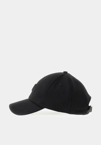 Casquette de baseball noire en tissu lisse, visière courbée, sangle ajustable à l'arrière et détail de logo subtil sur le côté.