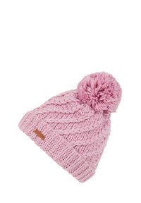 Różowa wełniana czapka z dużym pomponem na górze, z teksturą plecionych i prążkowanych wzorów, oraz małą brązową metką.